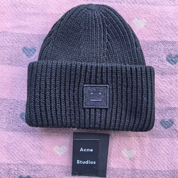 Women's Black Beanie Hat - Picture 1 of 6
